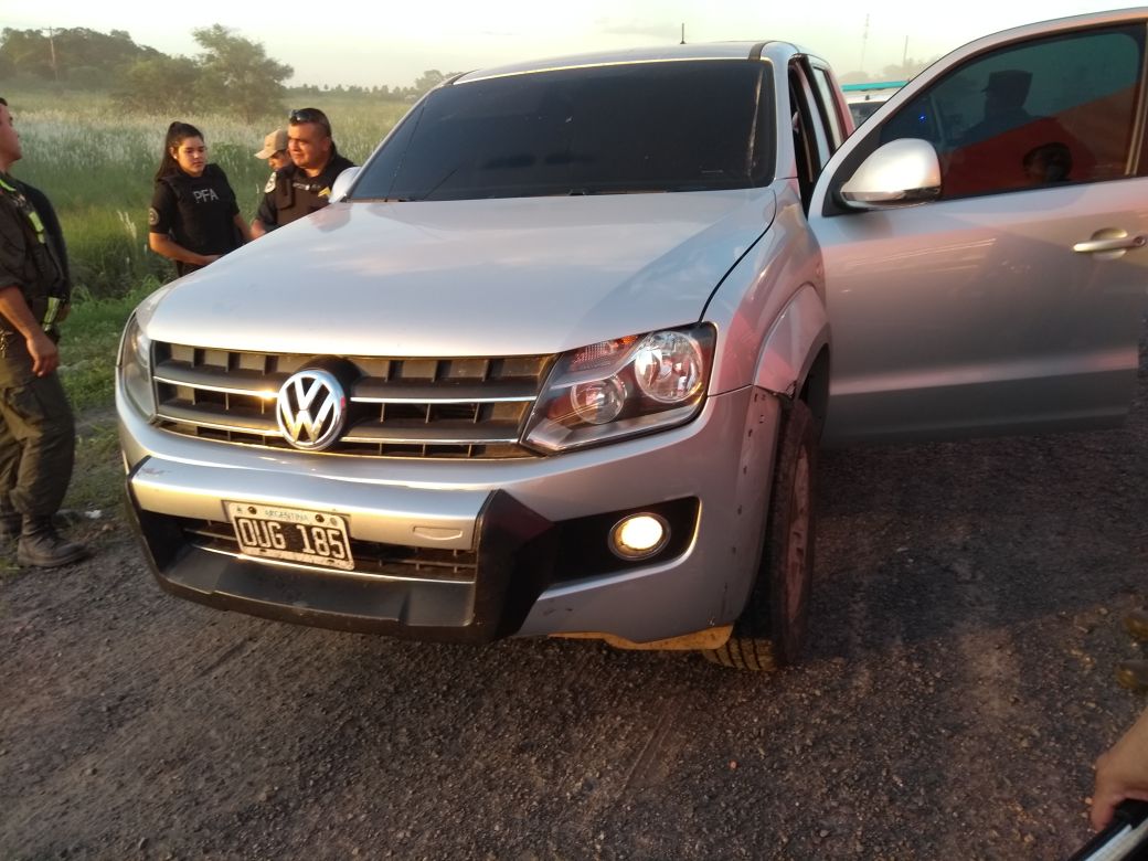 Con «patente melliza» de camioneta oficial llevaban contrabando