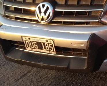 Con «patente melliza» de camioneta oficial llevaban contrabando