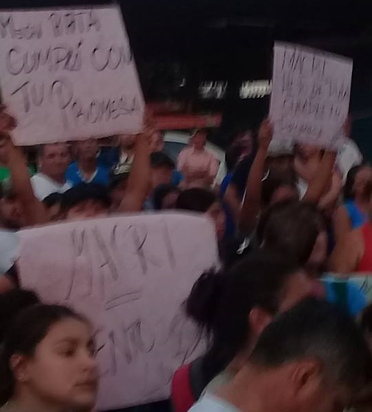 También hay carteles contra Macri frente a Refsa