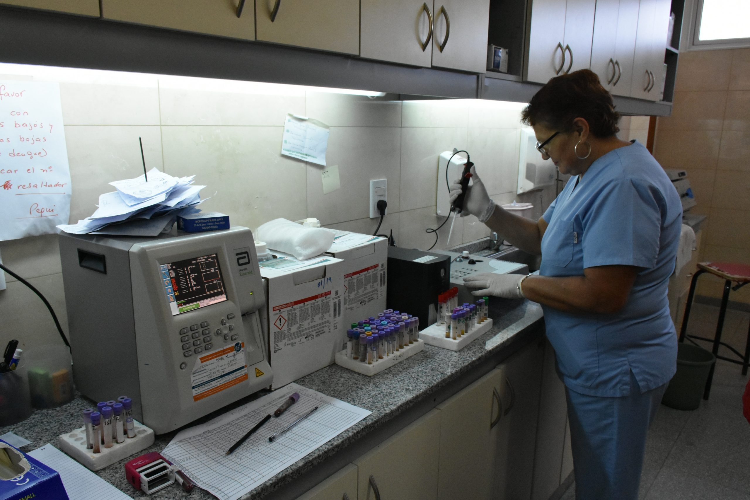 DÉCIMA saludó a los BIOQUÍMICOS que mañana celebran su día