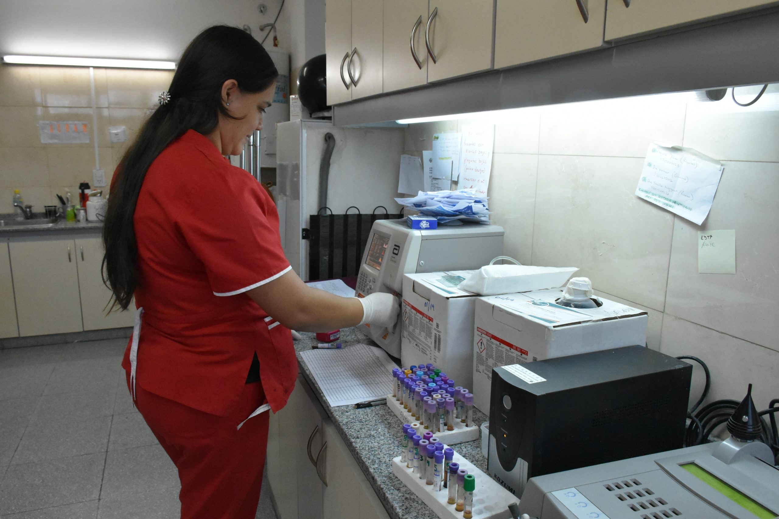 DÉCIMA saludó a los BIOQUÍMICOS que mañana celebran su día