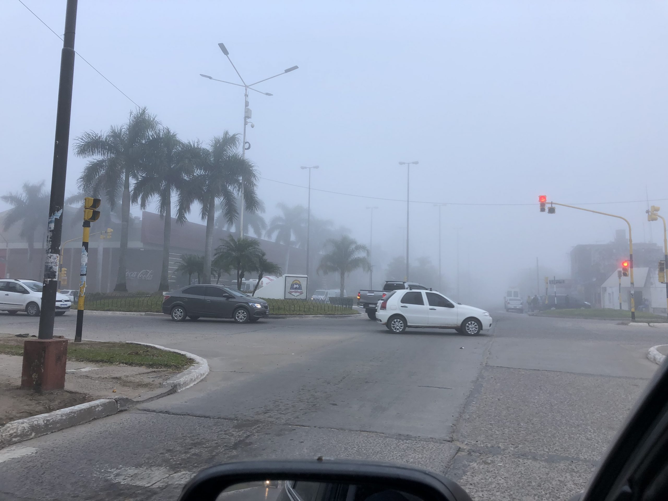 Densa niebla en la ciudad