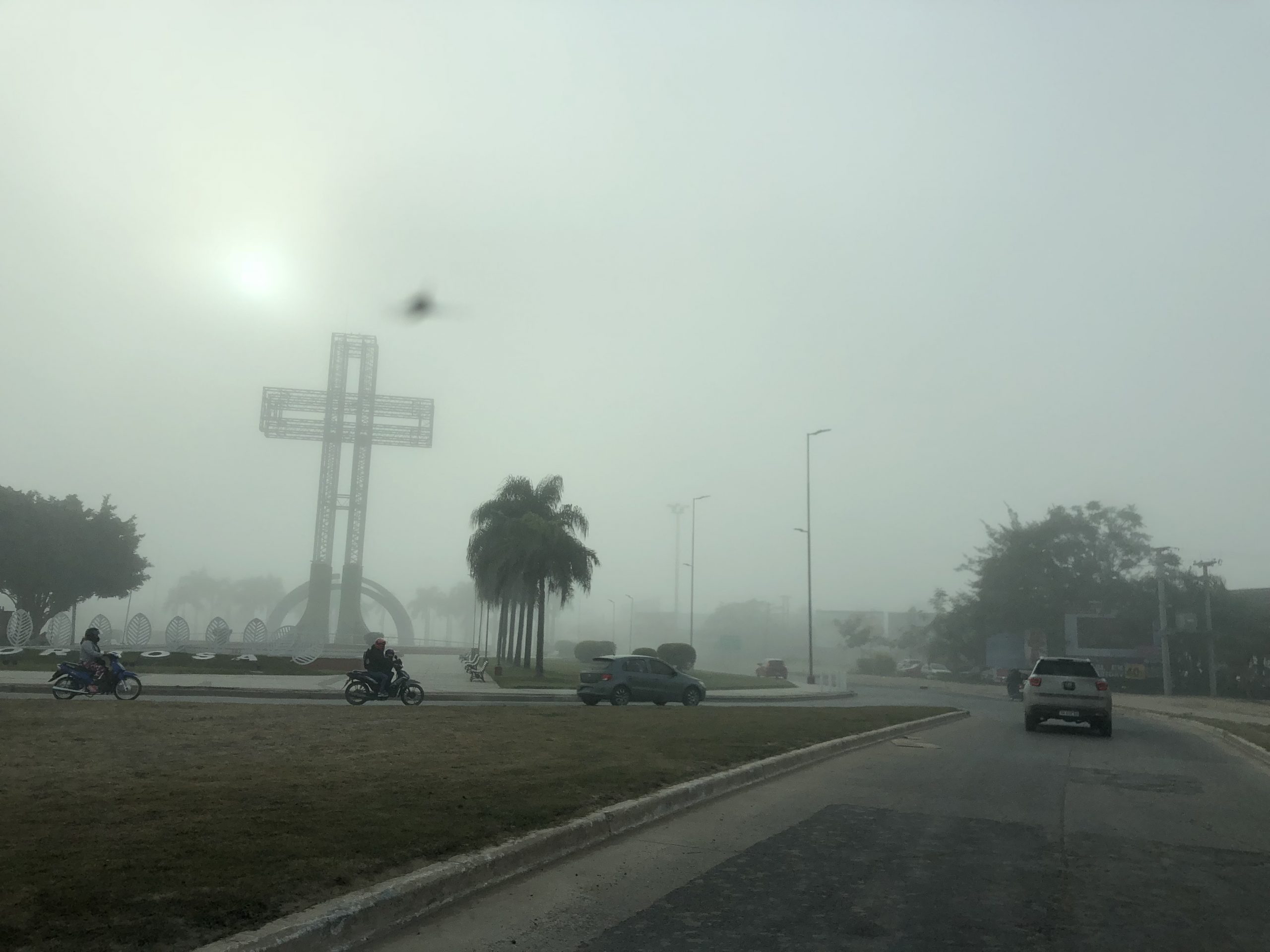 Densa niebla en la ciudad