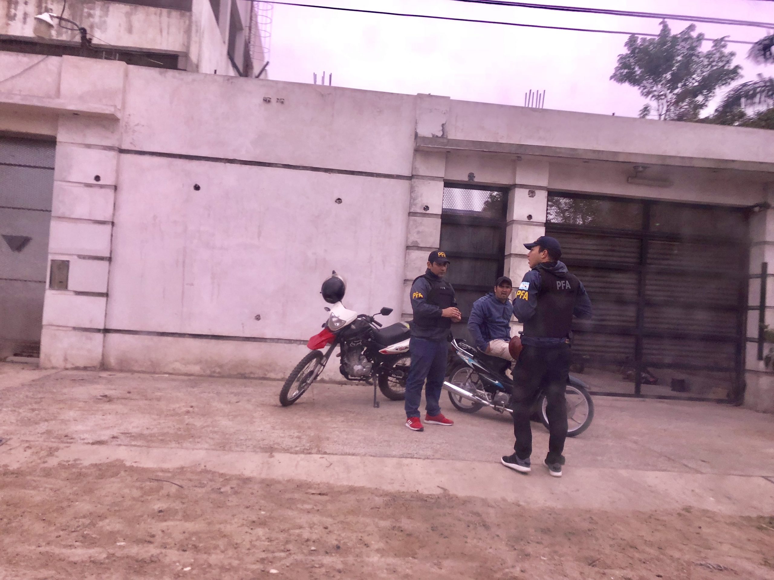 Más allanamientos, cerca de la cruz