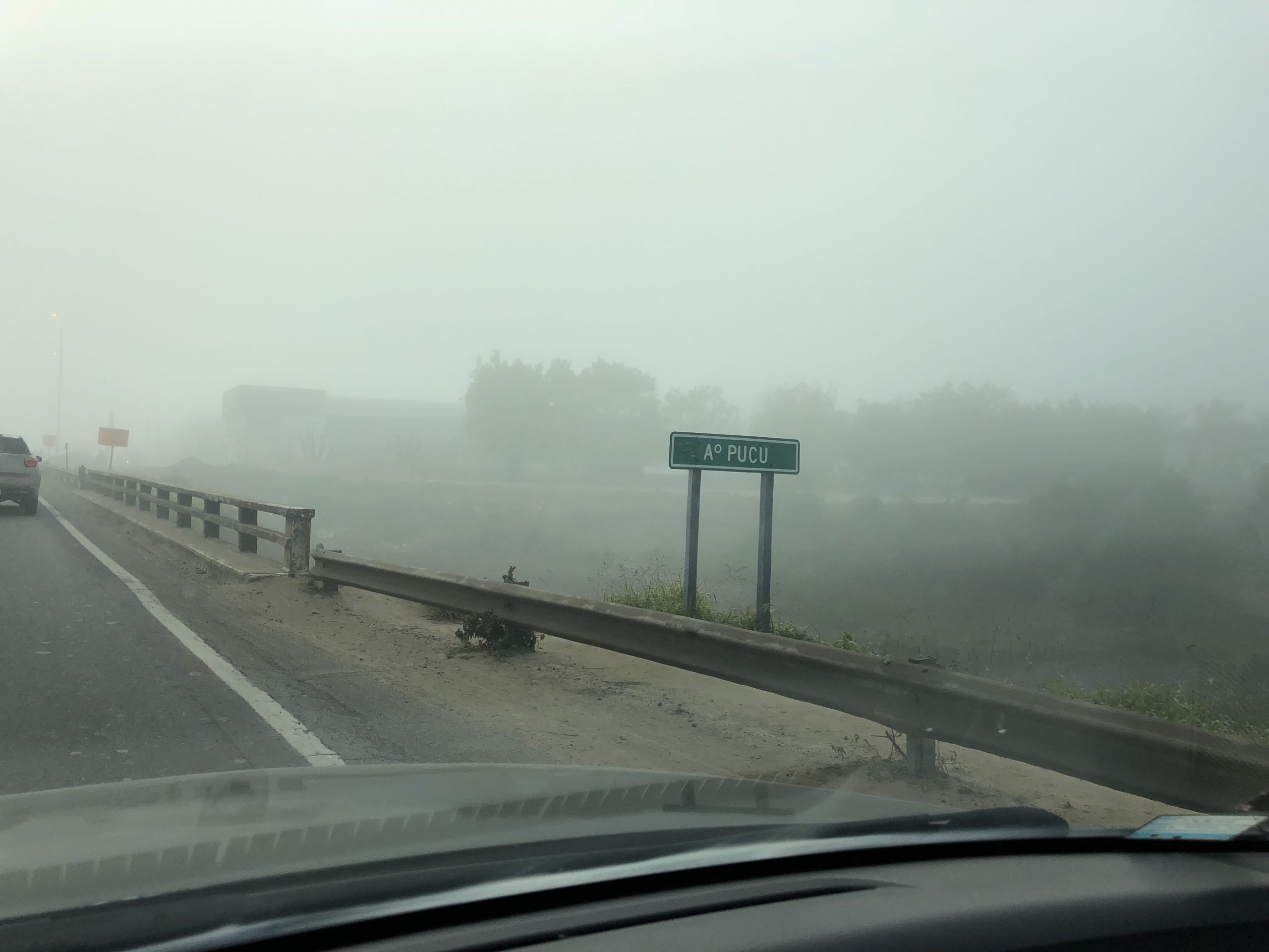 Densa niebla en la ciudad