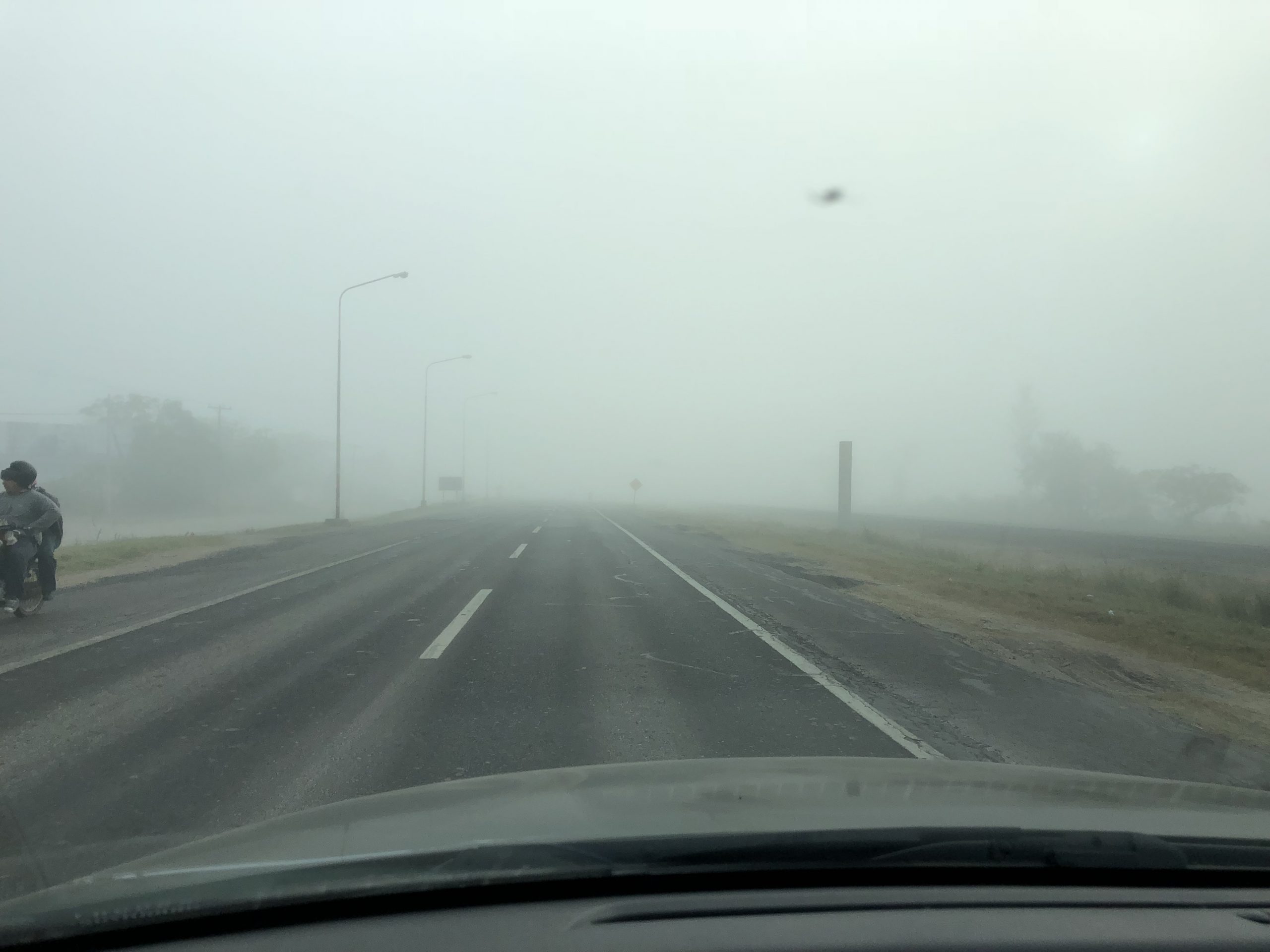 Densa niebla en la ciudad