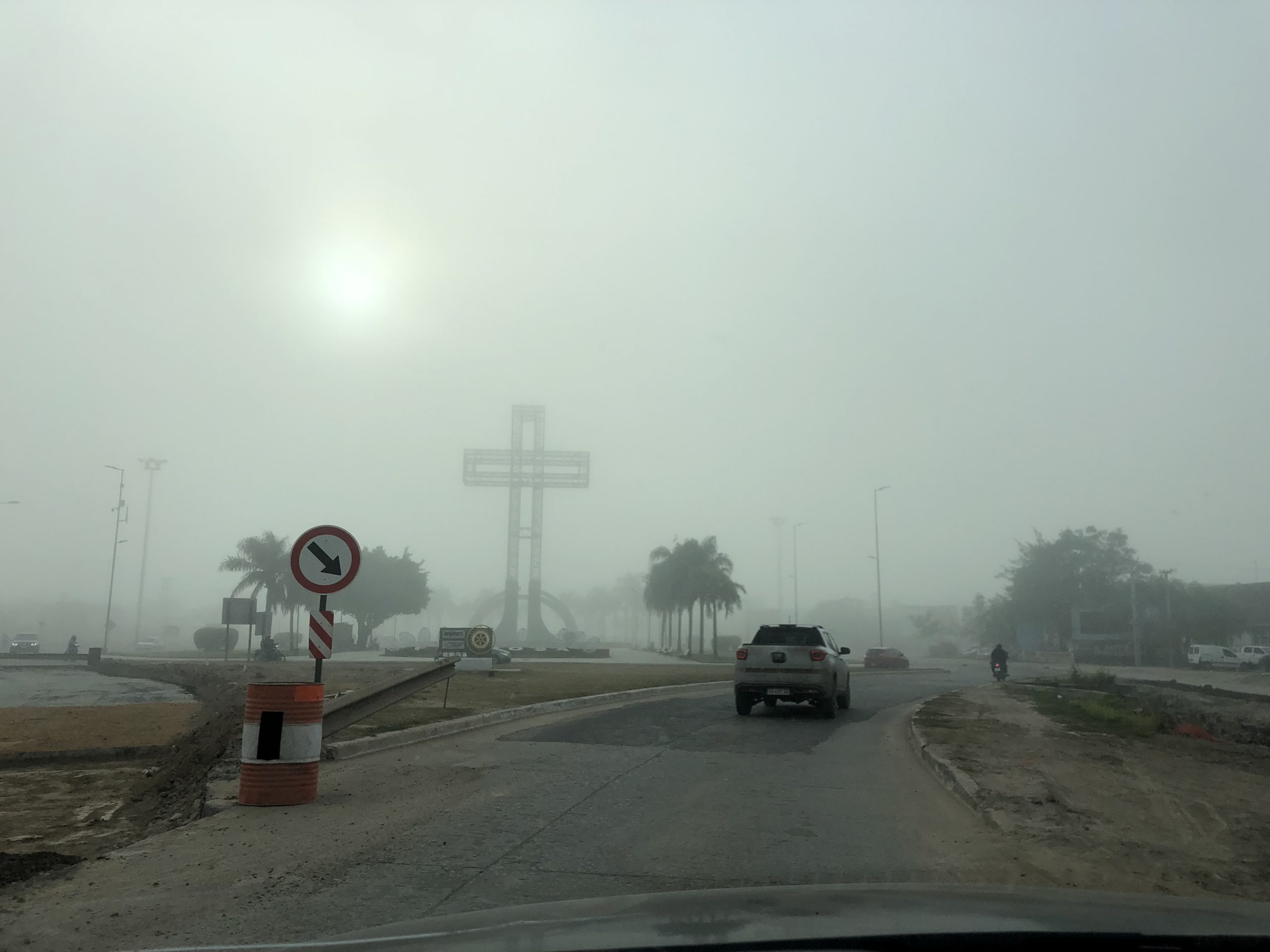 Densa niebla en la ciudad