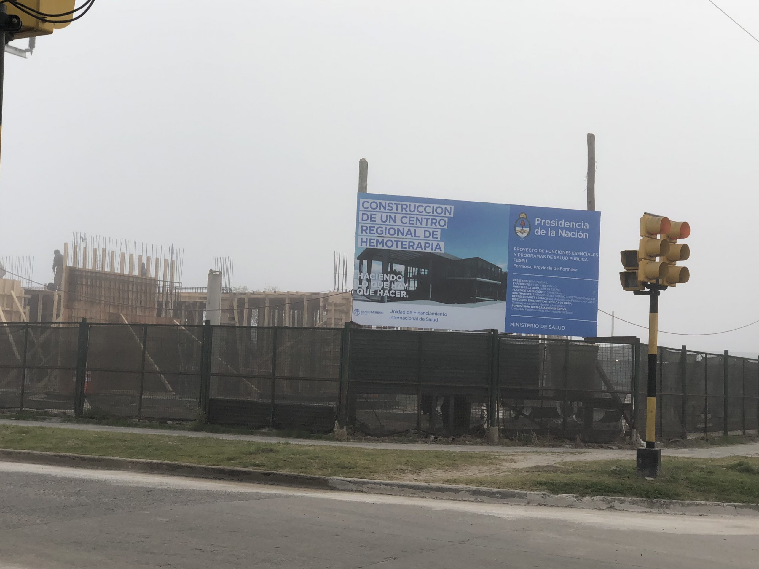 Densa niebla en la ciudad