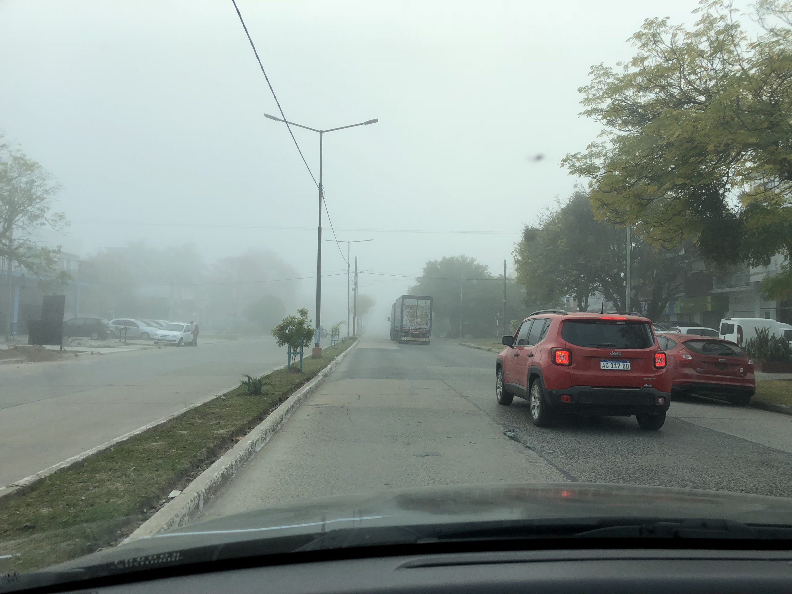 Densa niebla en la ciudad