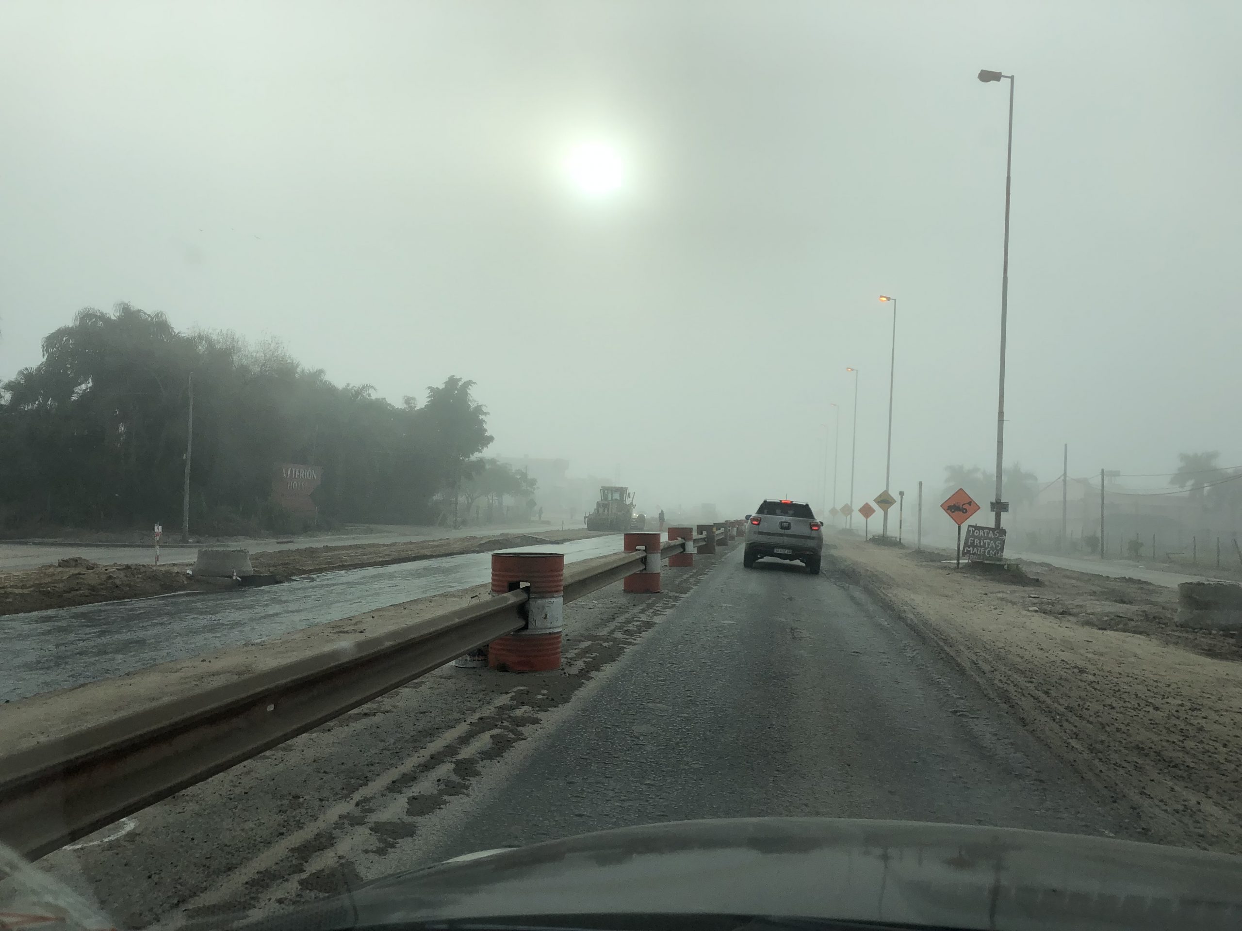 Densa niebla en la ciudad