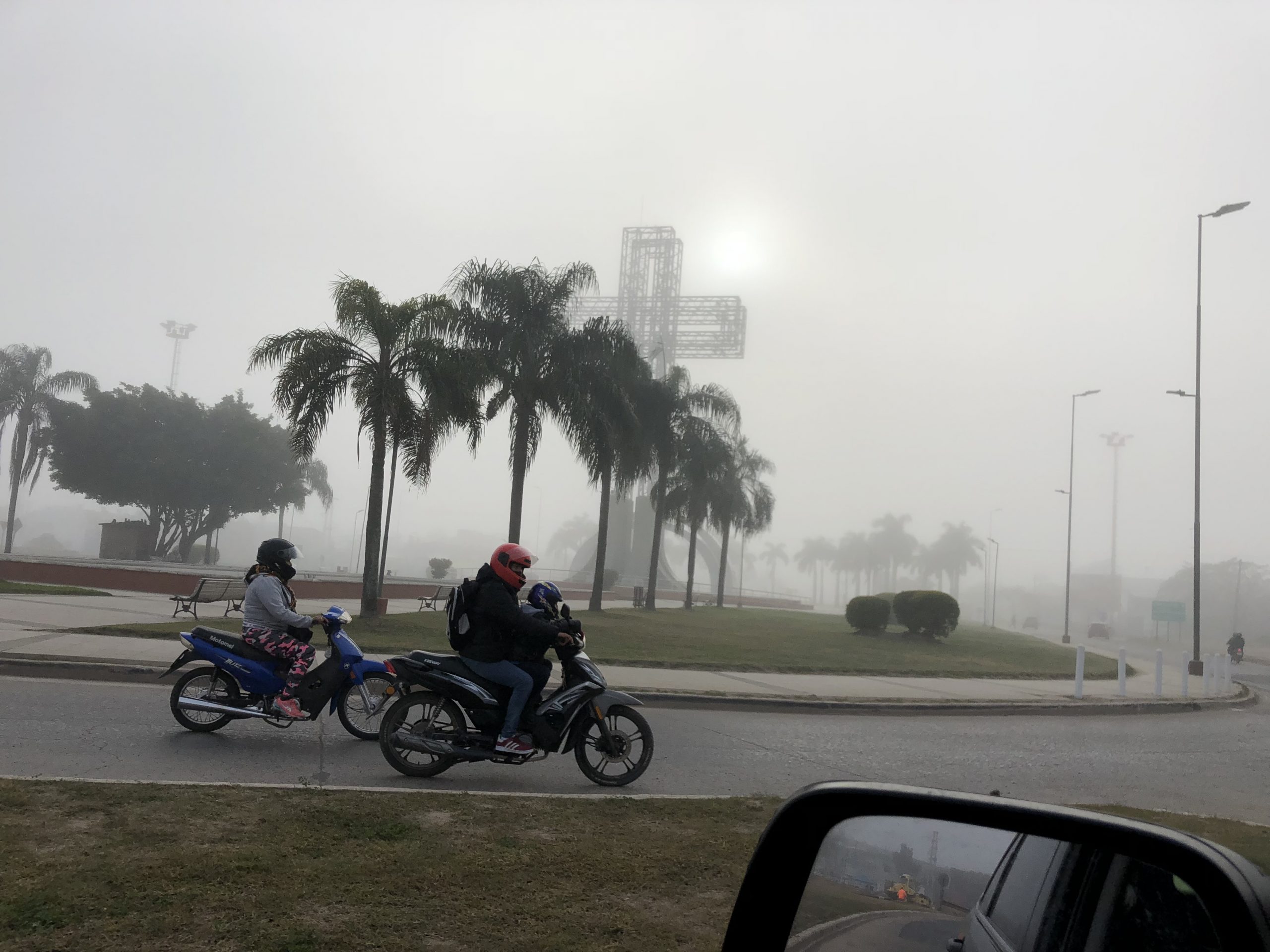 Densa niebla en la ciudad