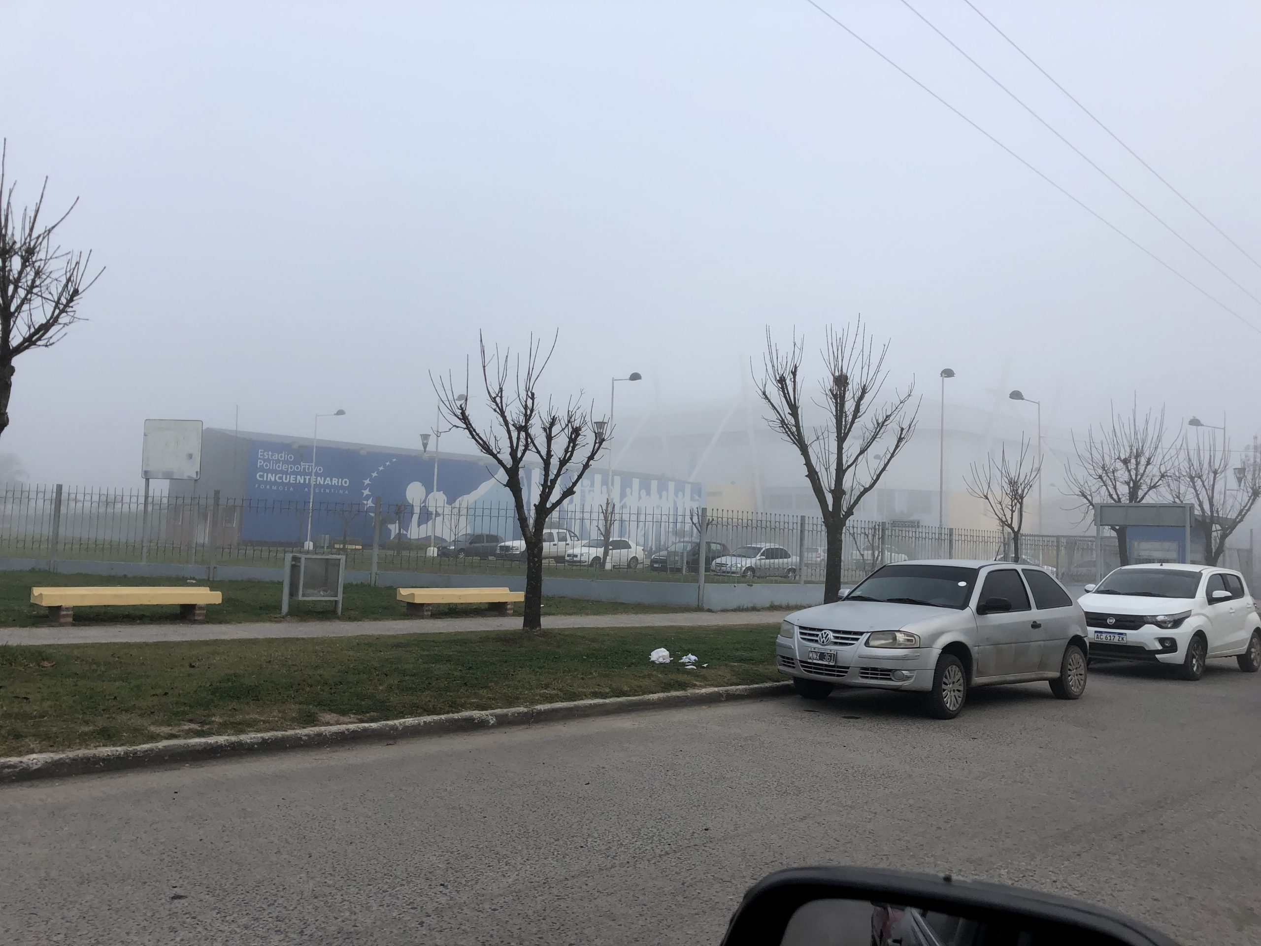 Densa niebla en la ciudad