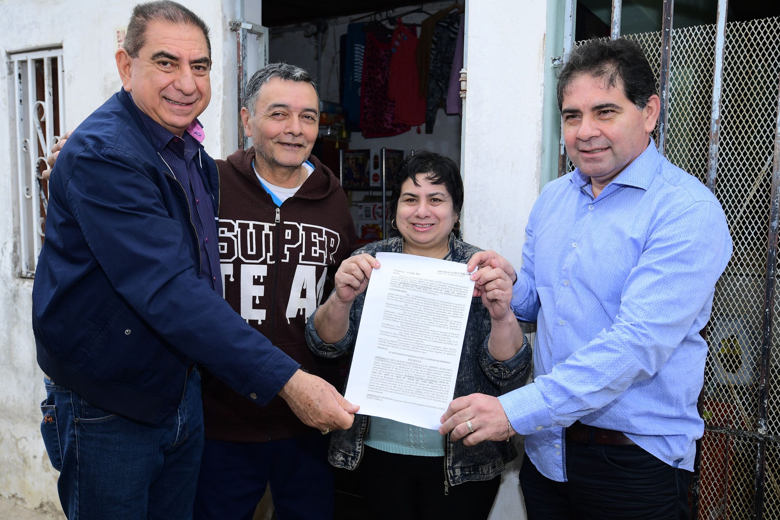 Jofré entregó decretos de adjudicación en venta a vecinas del barrio Itatí 1