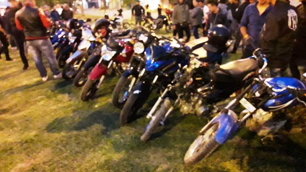 Policía ataca a piedrazo a «motoqueros» en la avenida Kirchner
