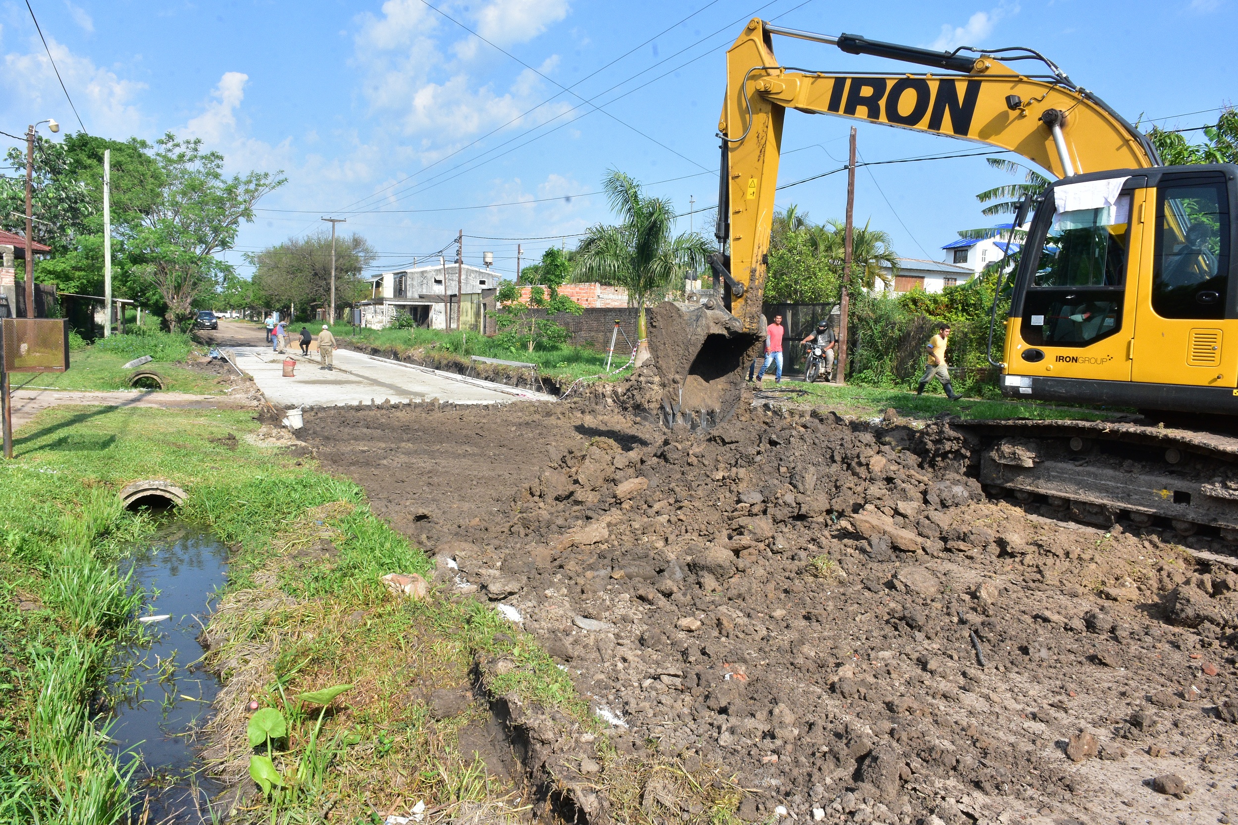 Continúa pavimentación que realiza la Municipalidad en barrios de la ciudad