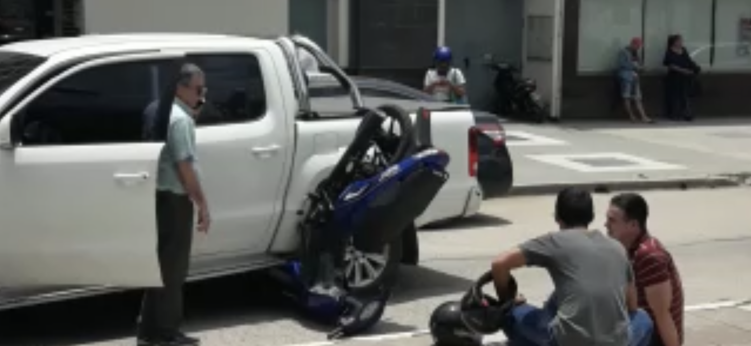 Se “metió” una moto en estructura de camioneta