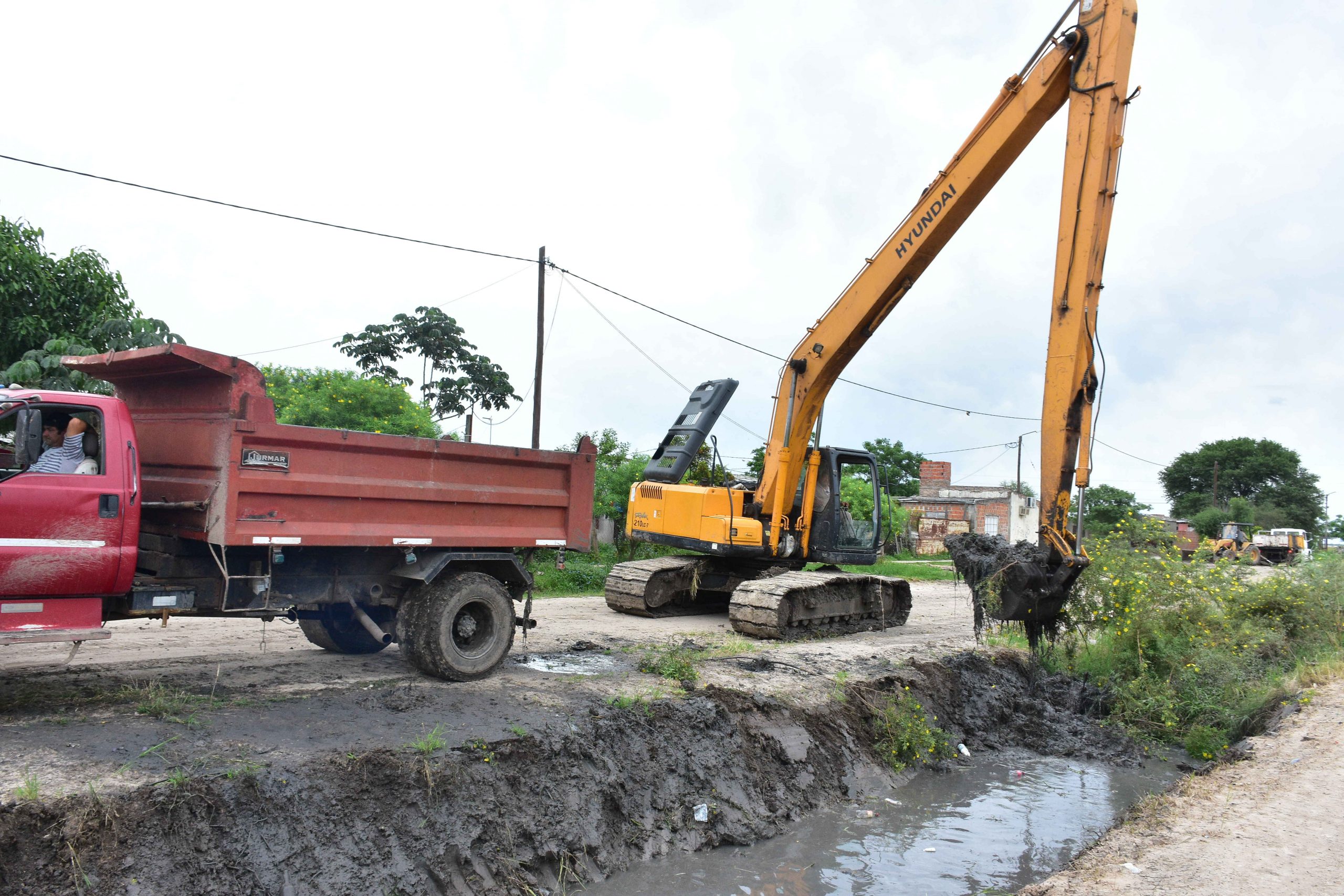 La Municipalidad salió a escurrir desagües tras el temporal