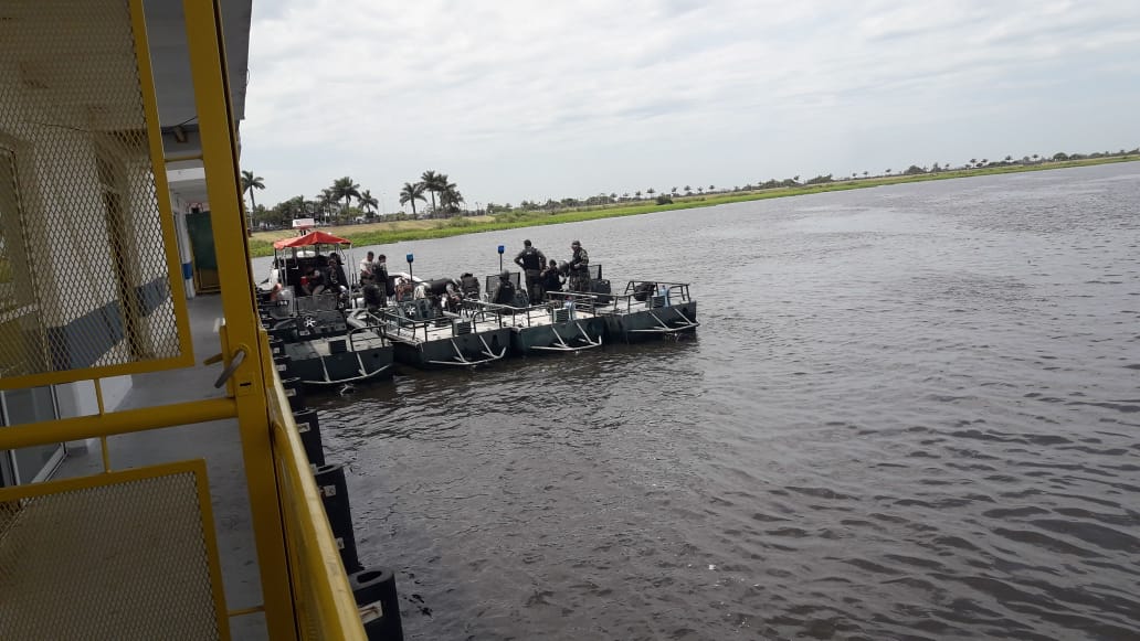 «Paseros» tiraron mercadería al río cuando llegó patrulla de Prefectura