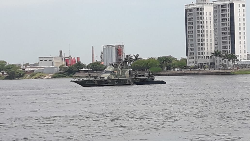 «Paseros» tiraron mercadería al río cuando llegó patrulla de Prefectura