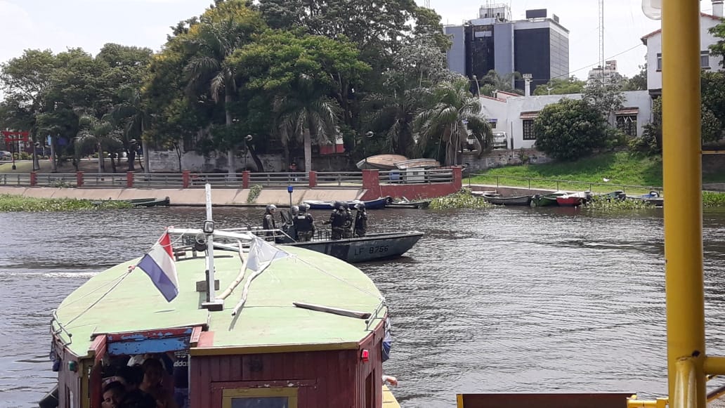 «Paseros» tiraron mercadería al río cuando llegó patrulla de Prefectura