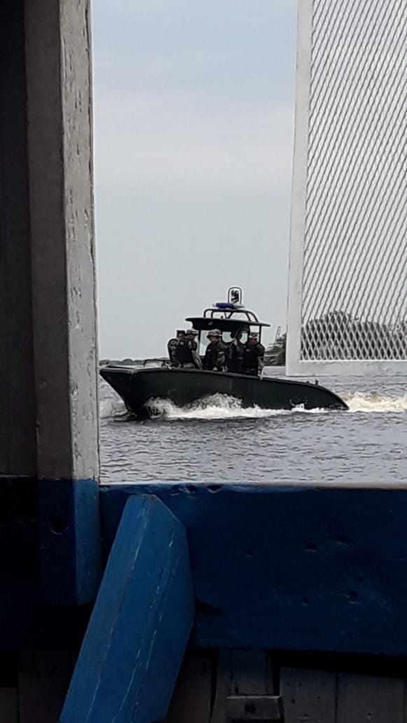 «Paseros» tiraron mercadería al río cuando llegó patrulla de Prefectura