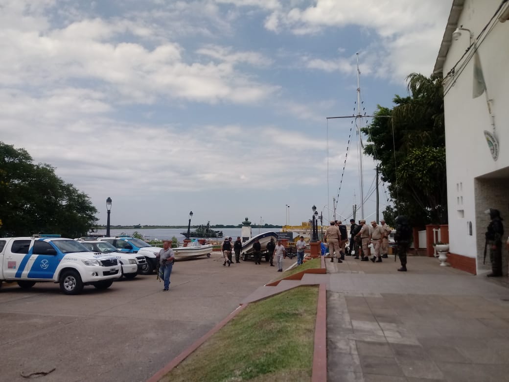 «Paseros» tiraron mercadería al río cuando llegó patrulla de Prefectura