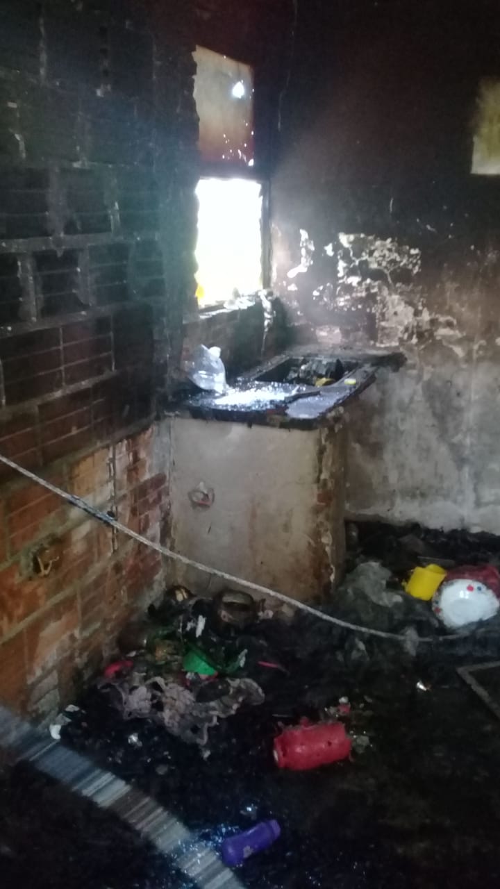 Jóvenes incendiaron la casa de una familia del barrio 6 de Enero