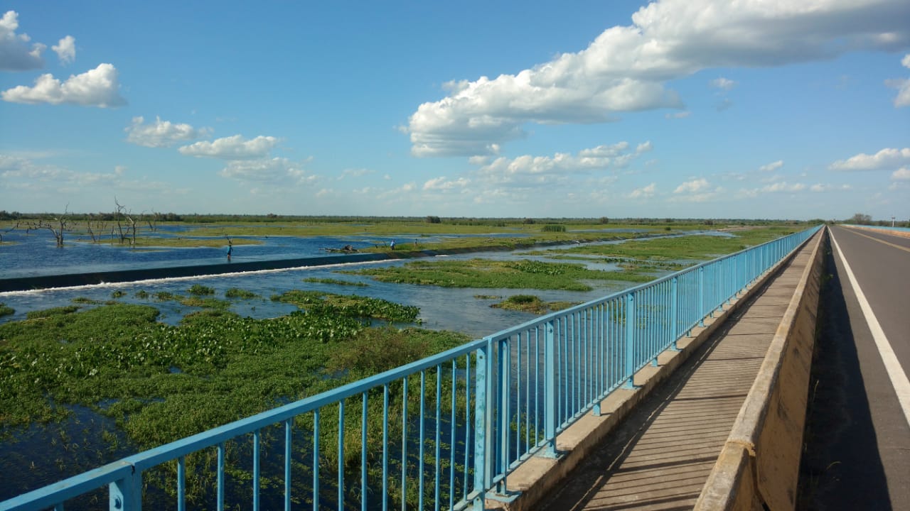 Pobladores del bañado La Estrella reclaman la apertura total de compuertas