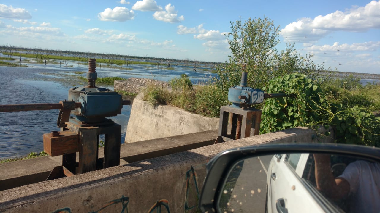 Pobladores del bañado La Estrella reclaman la apertura total de compuertas