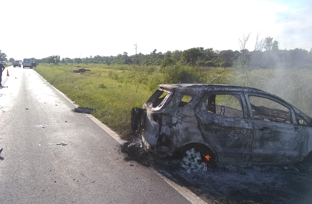 Violento choque e incendio de los vehículos en la Ruta 81