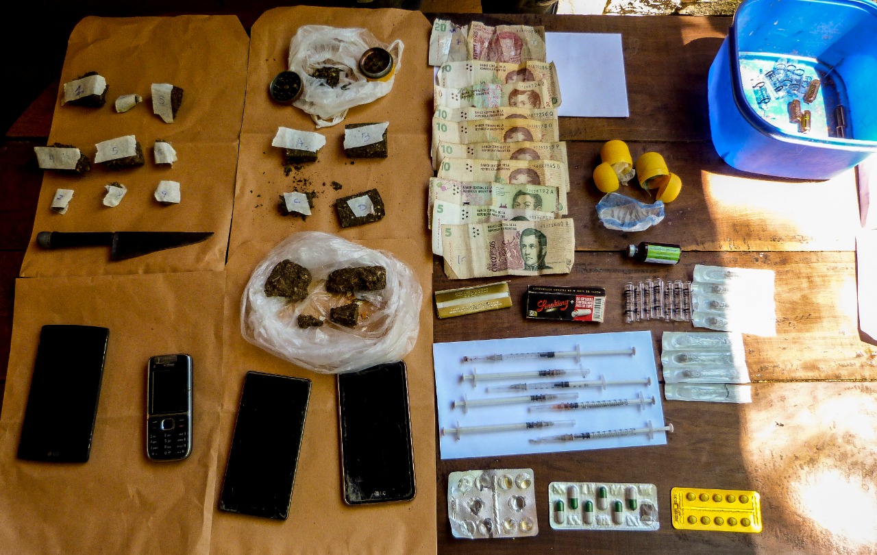 Dos pitbull atacaron a policías en operativo antidrogas