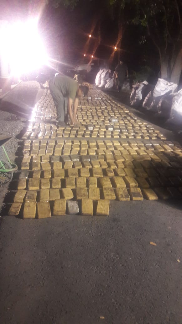 Gendarmería decomisó 828 kilos de droga abandonada en bolsas de carbón
