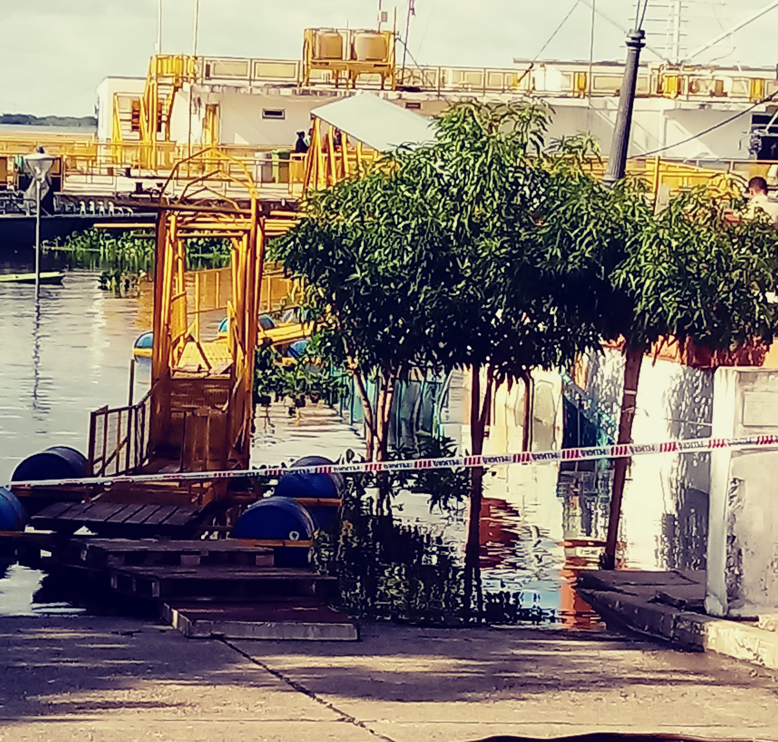Improvisaron «paso precario» para subir a las lanchas que van a Alberdi