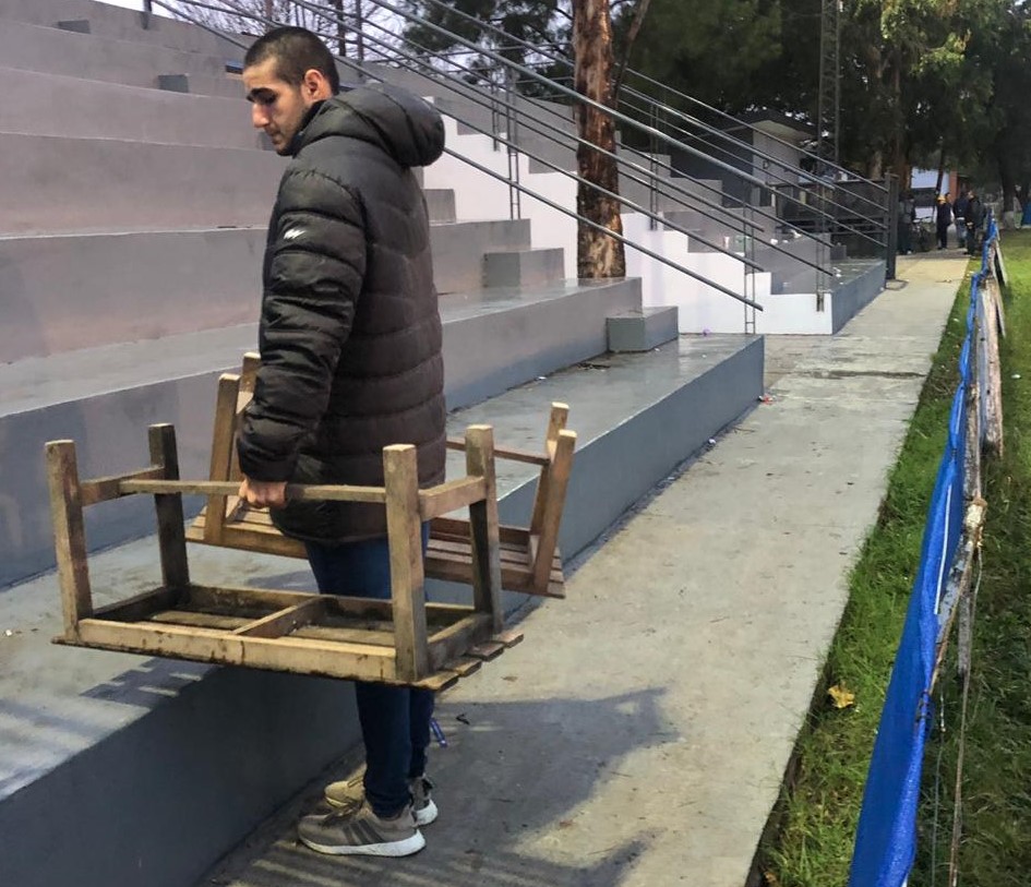 Terminó el partido Aguará - Sixty. El juvenil Thiago colabora juntando bancos usados durante el partido.