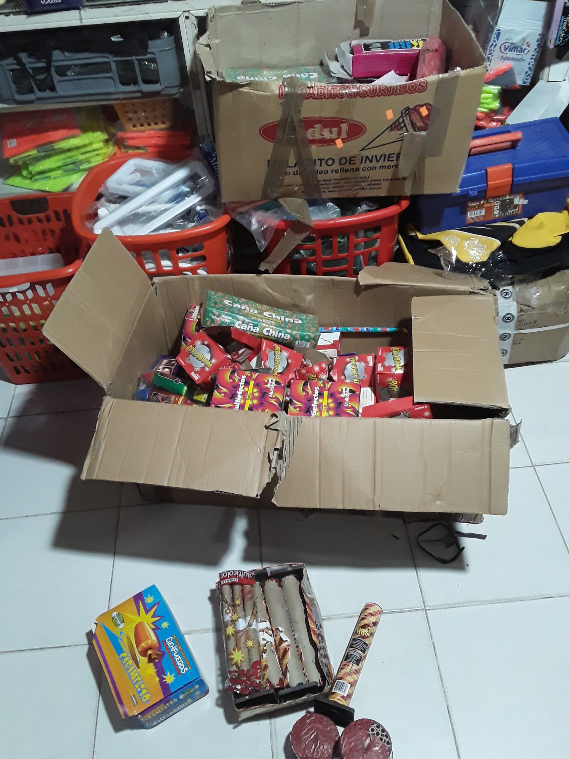 Decomisan pirotecnia comercio no habilitado del Mercadito