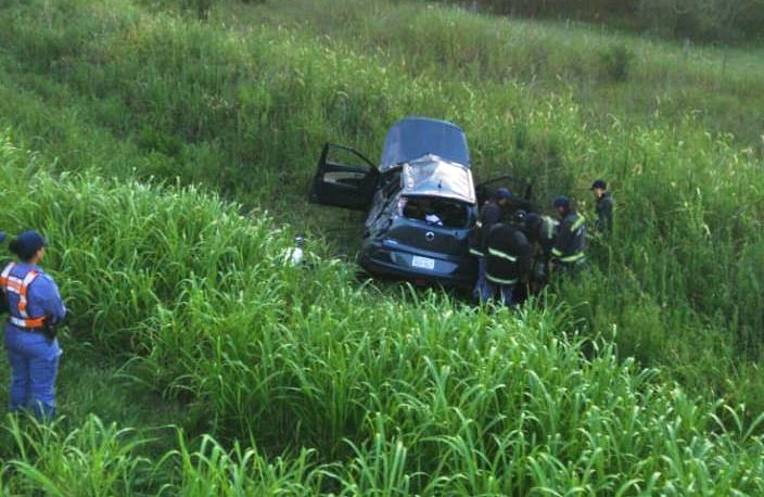 Vuelco fatal en la R11; dos muertos