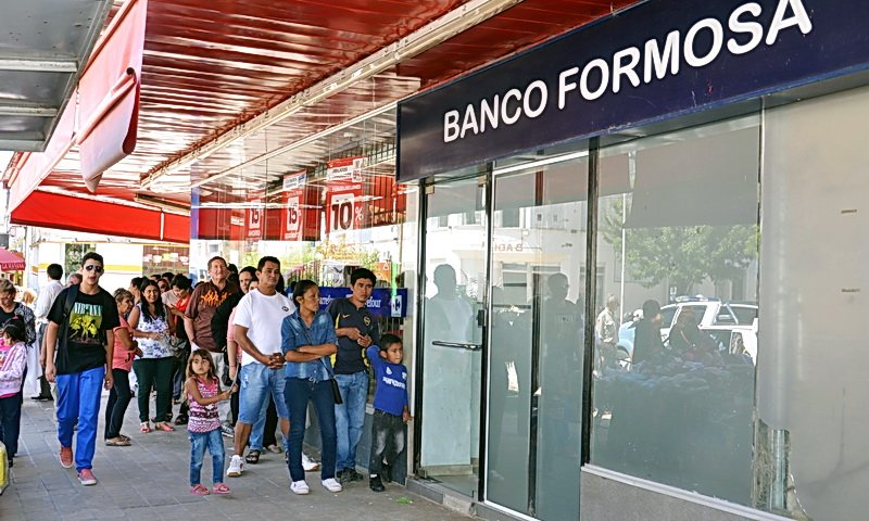 El pago a estatales será «escalonado», con tarjeta y la prioridad serán los pasivos