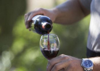 Compartió ronda de tragos con dos amigas y casi lo matan a machetazos