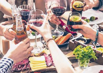 Marcha atrás con actividades sociales permitidas para frenar avance de los contagios en el país