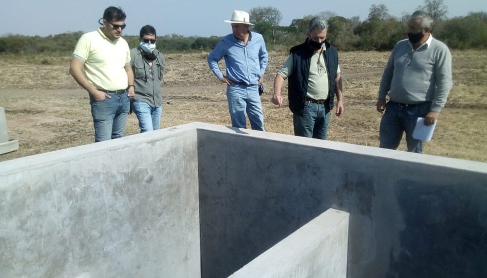 Brignole con funcionarios y colaboradores inspeccionaron y evaluaron la obra del matadero municipal