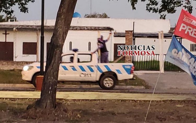 Guadalupe: la Policía se llevó los arcos de una cancha para evitar que se junten a jugar