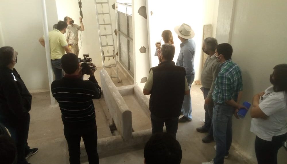 Brignole con funcionarios y colaboradores inspeccionaron y evaluaron la obra del matadero municipal
