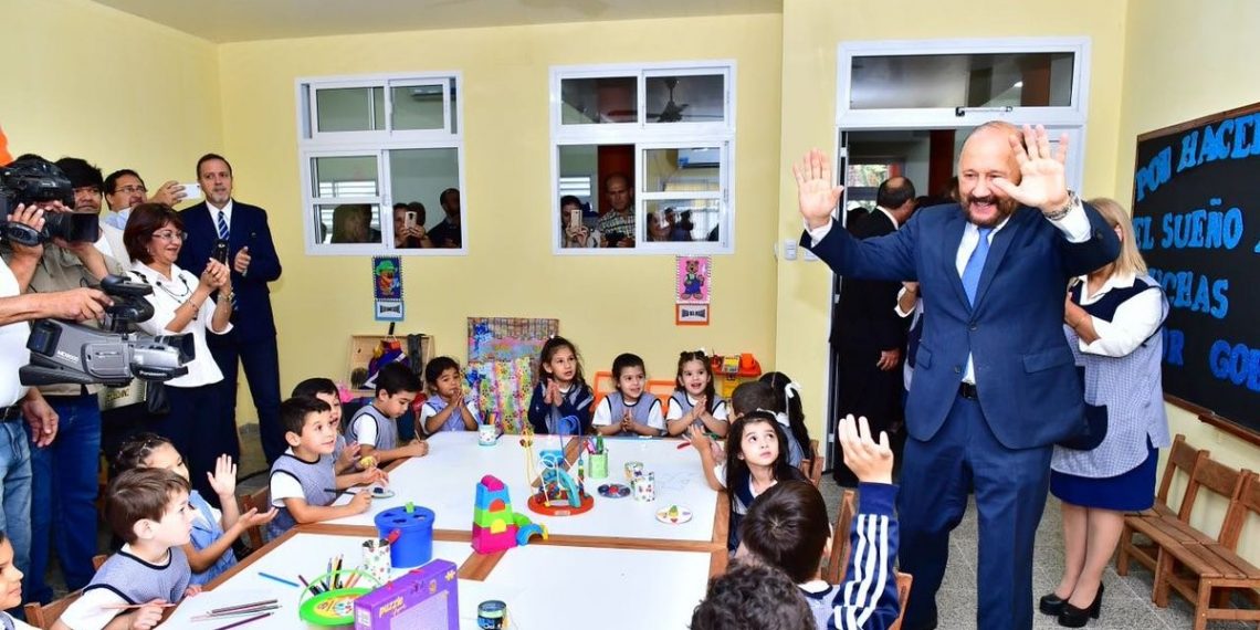 El ministro de Gobierno afirmó que será Insfrán quien decidirá en qué momento vuelven las clases