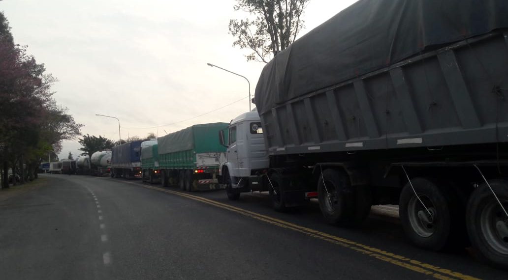Camioneros se manifiestan en la ruta, piden no ser estigmatizados