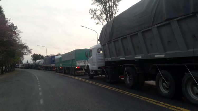 Camioneros se manifiestan en la ruta, piden no ser estigmatizados
