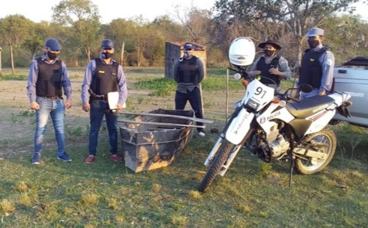 Vigilaban los límites fluviales y encontraron una embarcación en el límite con Chaco