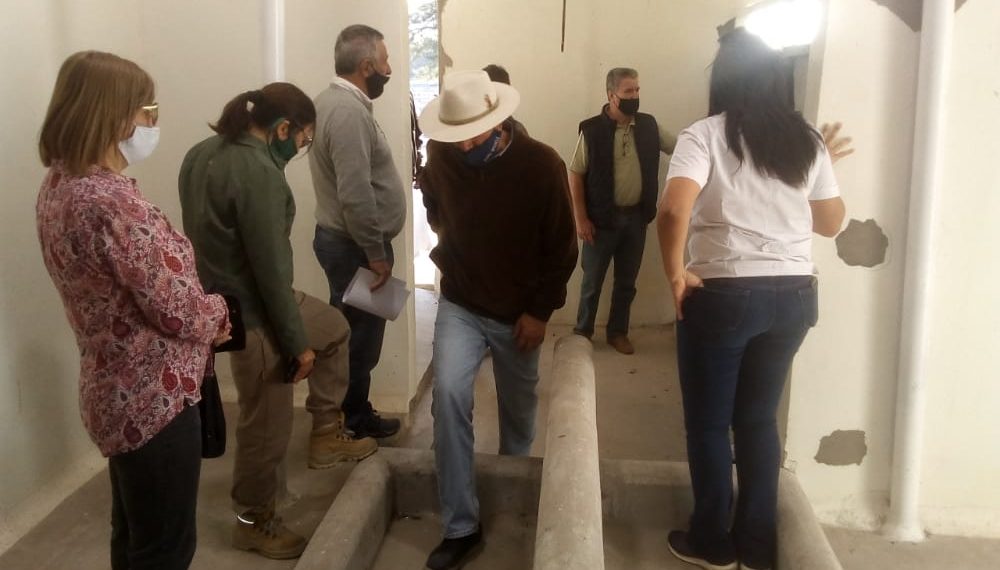 Brignole con funcionarios y colaboradores inspeccionaron y evaluaron la obra del matadero municipal
