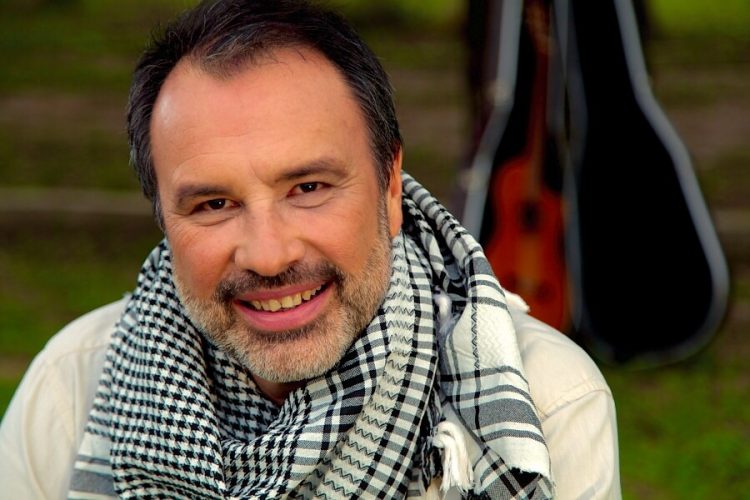 «Nos prohibieron los abrazos, nos prohibieron ver los hijos, nos dejaron sin afectos», la canción de la pandemia