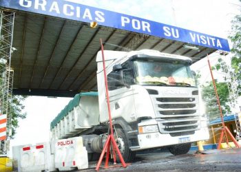 Camionero desvió su hoja de ruta y tuvo que donar parte de la carga que transportaba