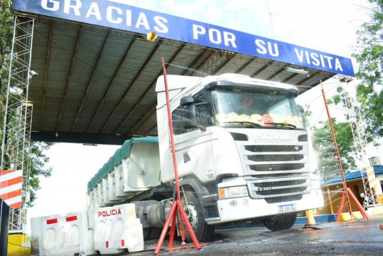 Camionero desvió su hoja de ruta y tuvo que donar parte de la carga que transportaba
